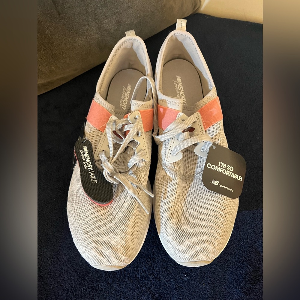 🚨NEW WITH TAGS🚨
New balance memory insert shoes
Women’s size 9